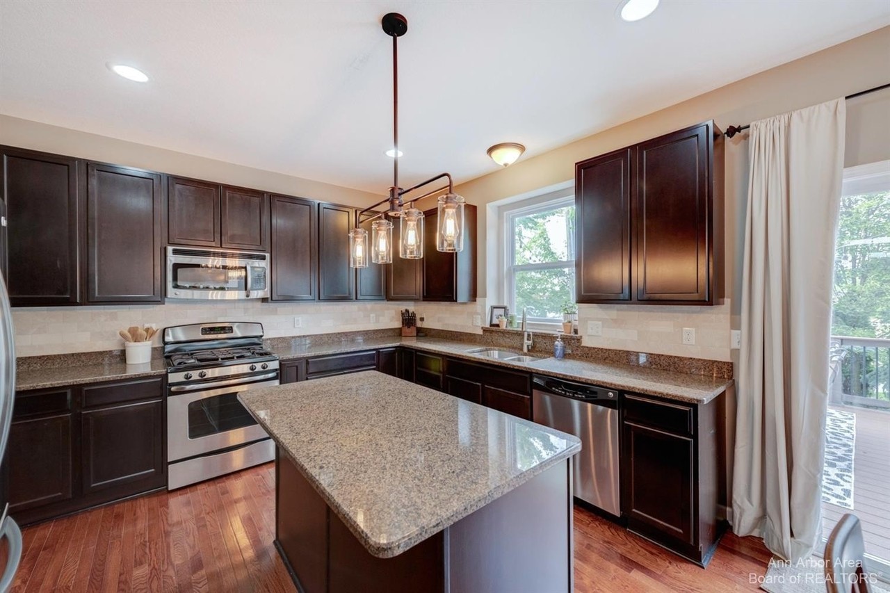 51152 E Bourne Ter - Photo 3 of 50