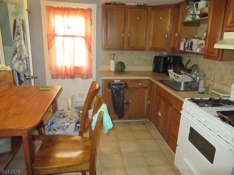 137 Thompson Ave - Photo 3 of 5