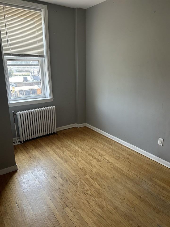 581 60th St #6 - Photo 2 of 5