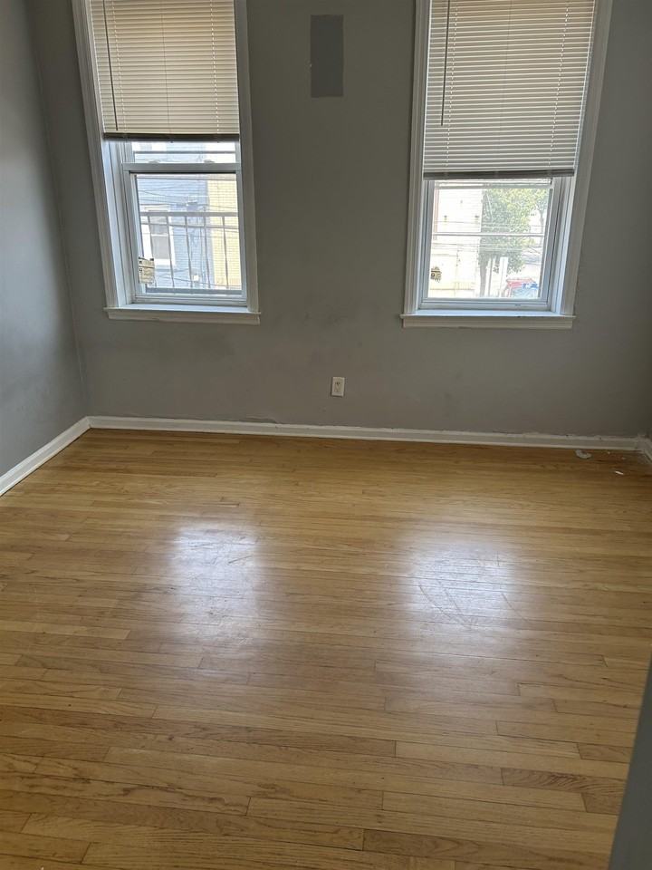 581 60th St #6 - Photo 3 of 5