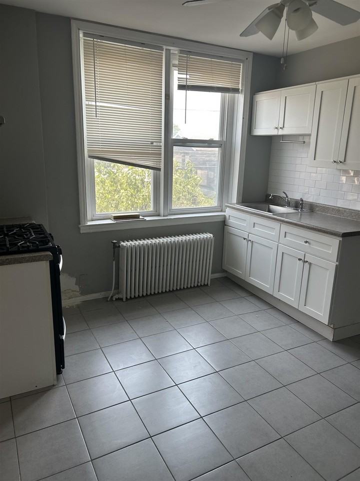 581 60th St #6 - Photo 4 of 5