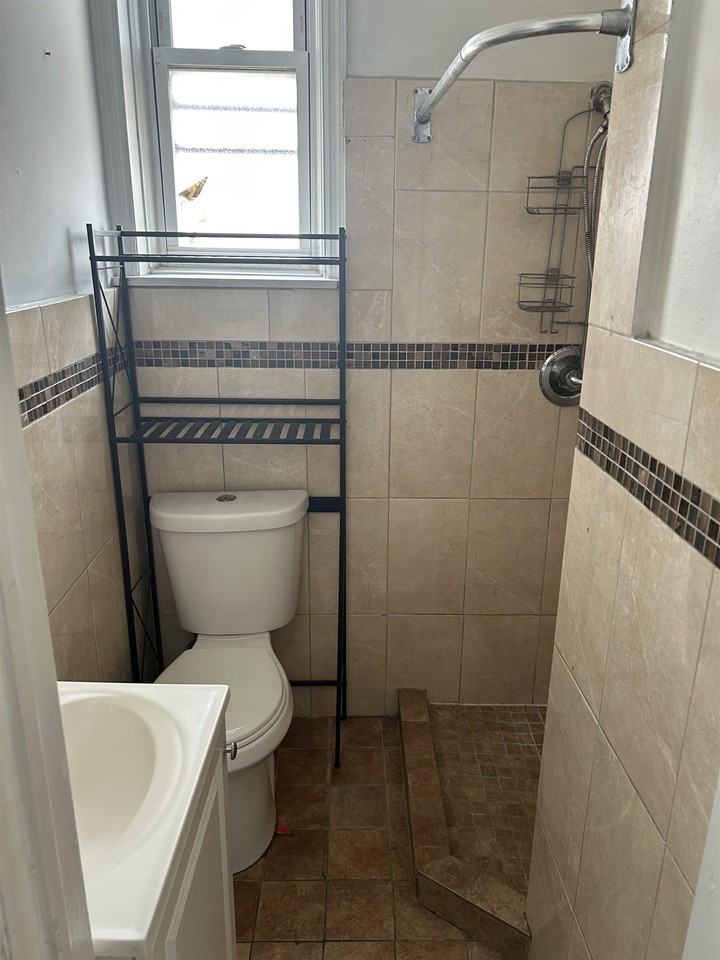 581 60th St #6 - Photo 5 of 5