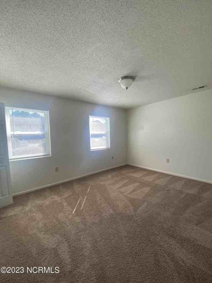 251 Cordell Cir - Photo 3 of 8