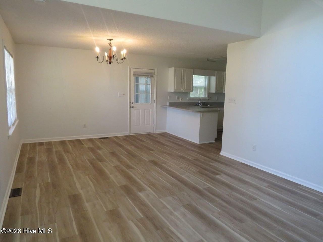 208 Stroud St - Photo 4 of 15