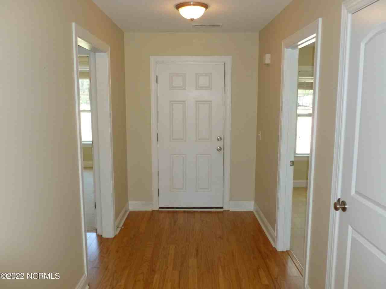 300 Sun St - Photo 3 of 24