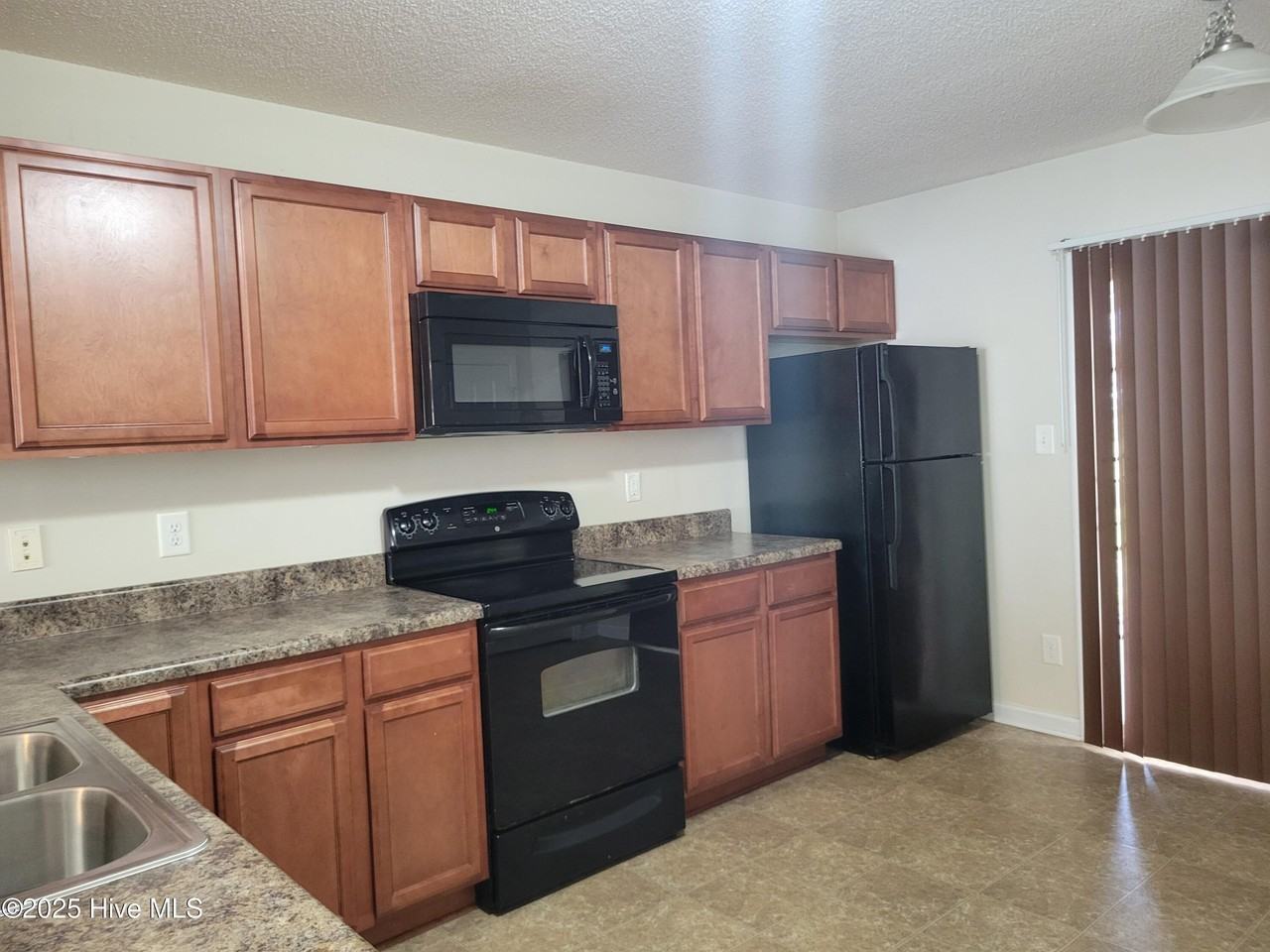 1002 Ornate Dr - Photo 3 of 9