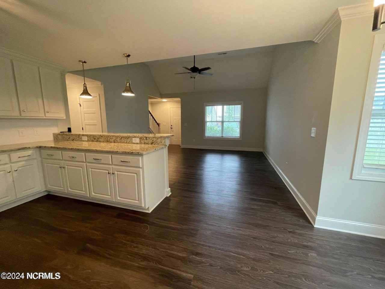 1525 Penncross Dr - Photo 7 of 19