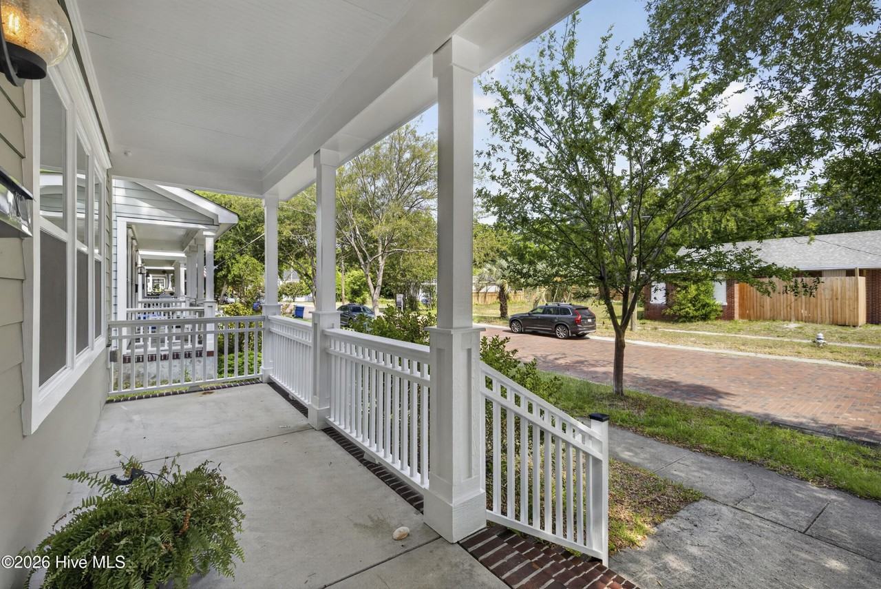636 Brunswick St - Photo 4 of 26