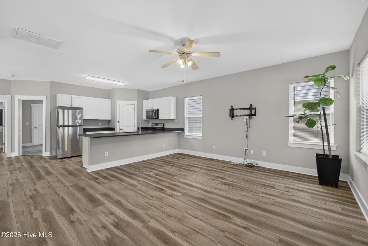 636 Brunswick St - Photo 5 of 26