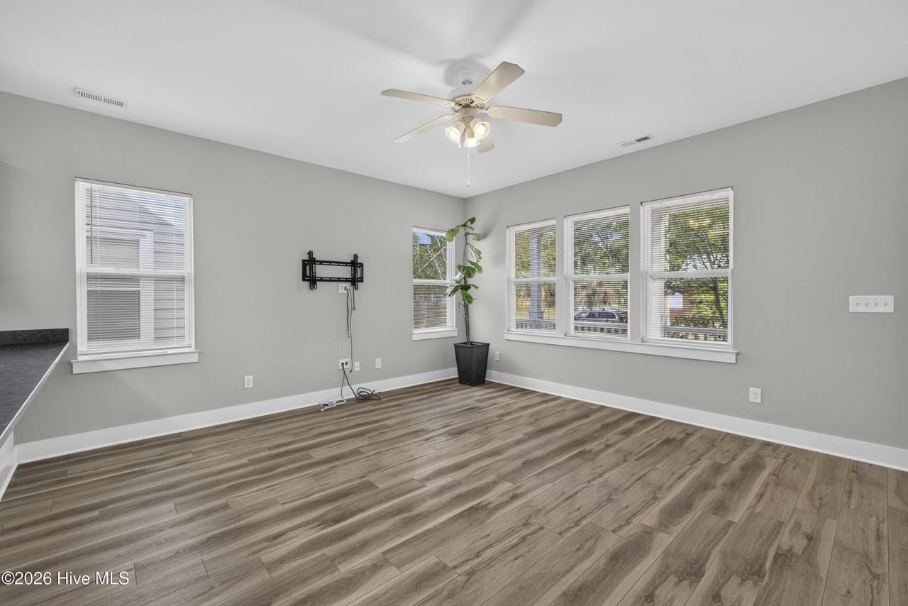 636 Brunswick St - Photo 6 of 26