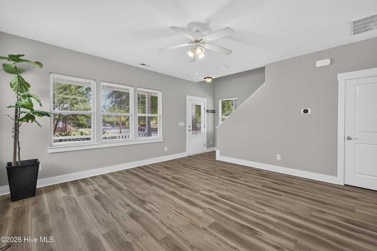 636 Brunswick St - Photo 7 of 26