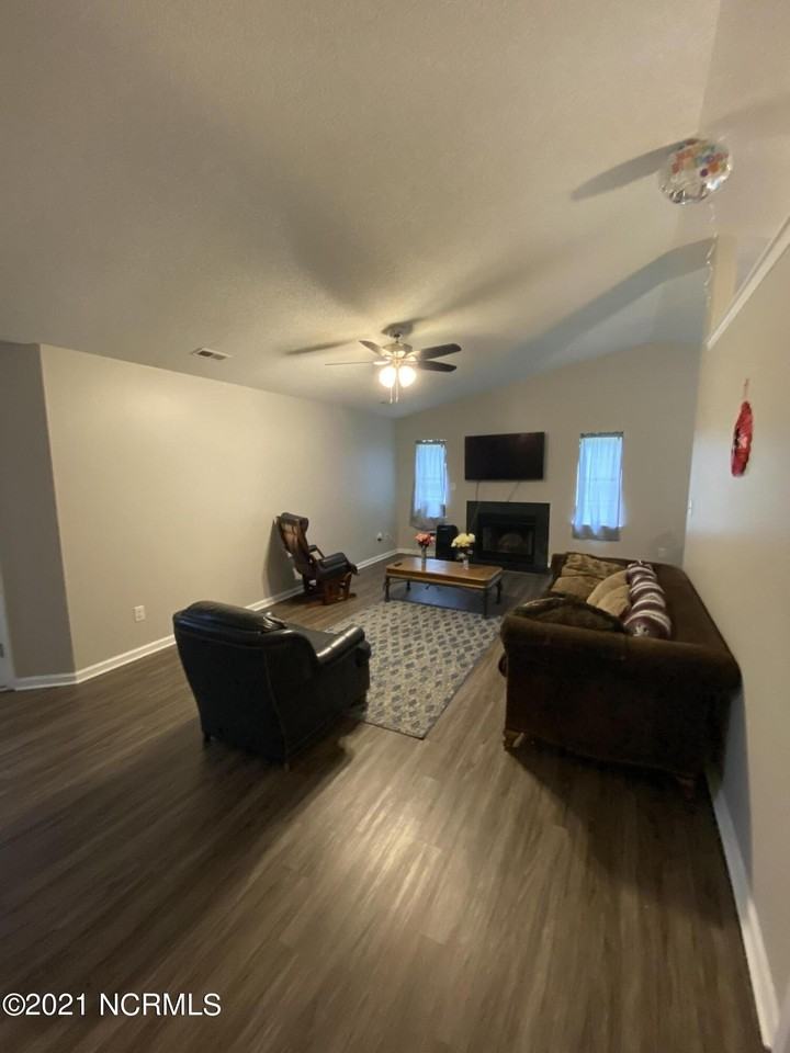111 Howell Dr - Photo 2 of 11