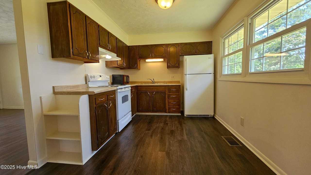 108 Princeton Dr - Photo 2 of 18