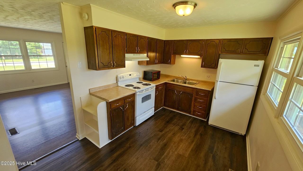 108 Princeton Dr - Photo 3 of 18