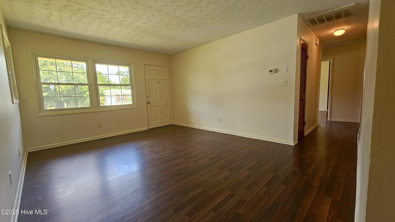 108 Princeton Dr - Photo 4 of 18
