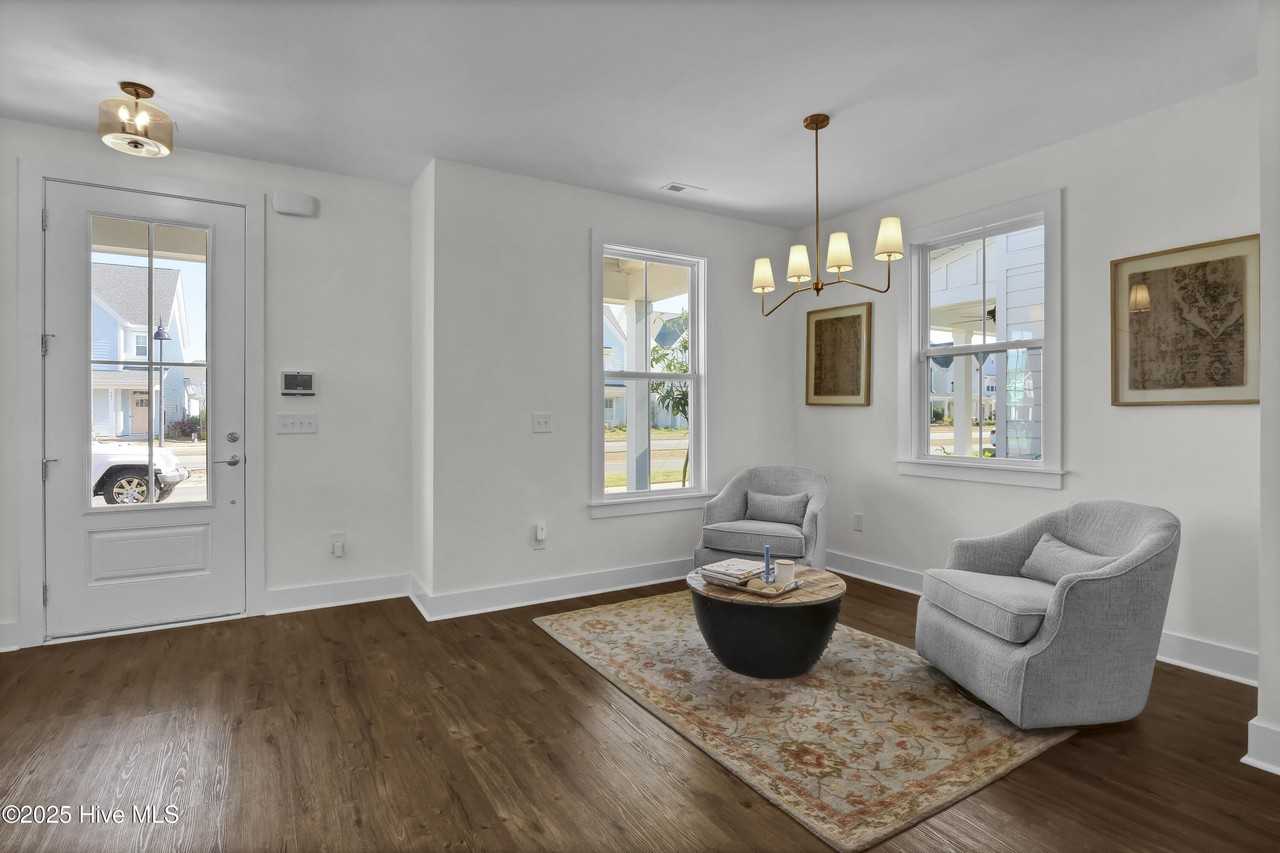 812 Edgerton Dr - Photo 4 of 40