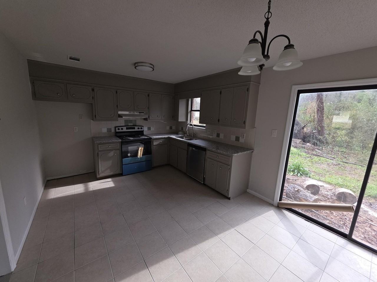 3008 Mistletoe Ave - Photo 4 of 11