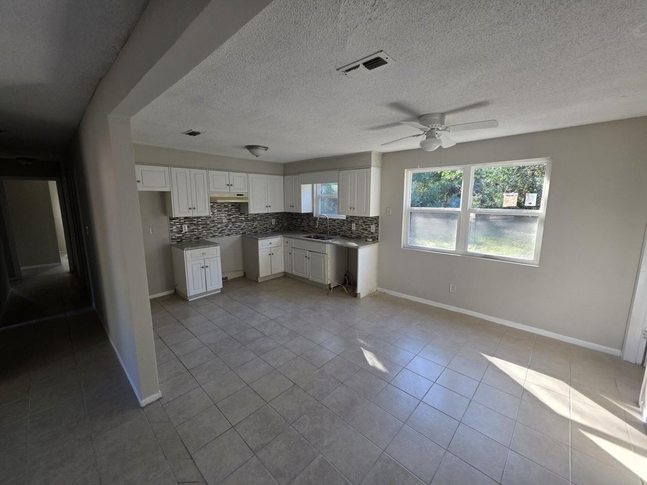 4305 Parkwood Dr - Photo 4 of 12