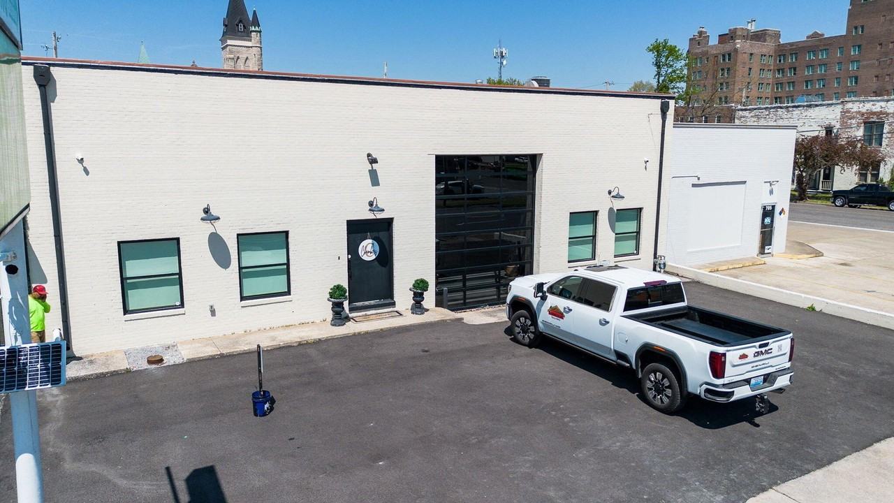 709 Kentucky Ave - Photo 3 of 50