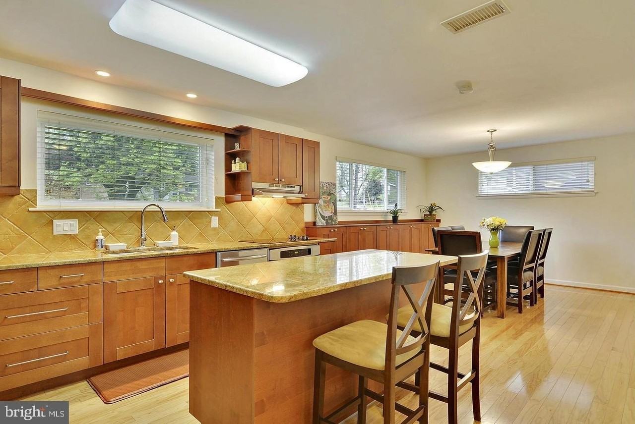 717 Hillsboro Dr - Photo 3 of 20