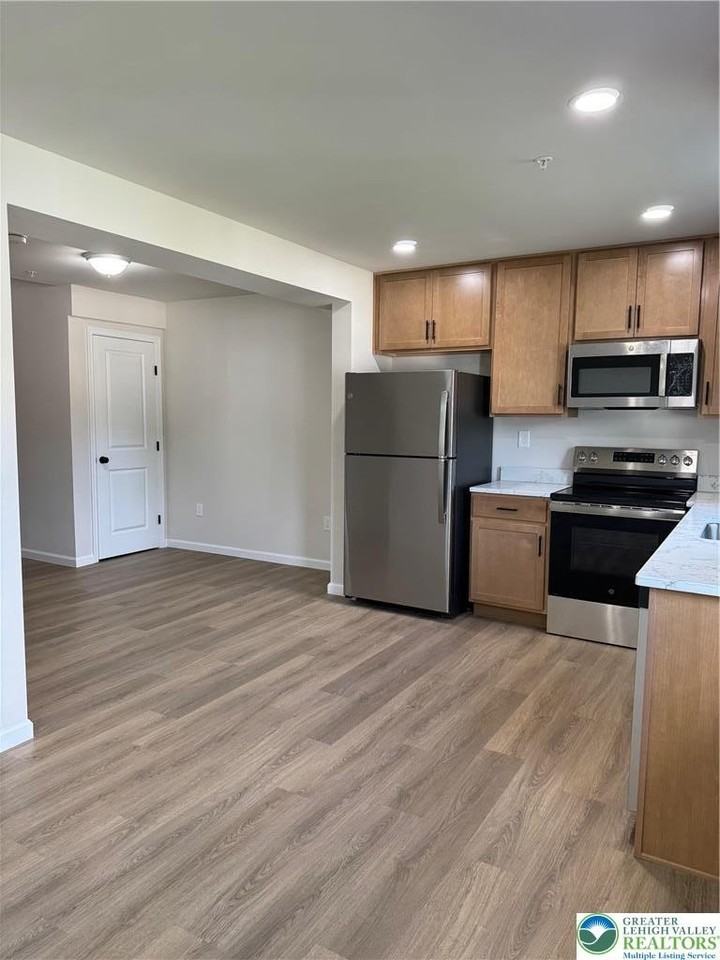 671 Sipos Dr - Photo 4 of 24