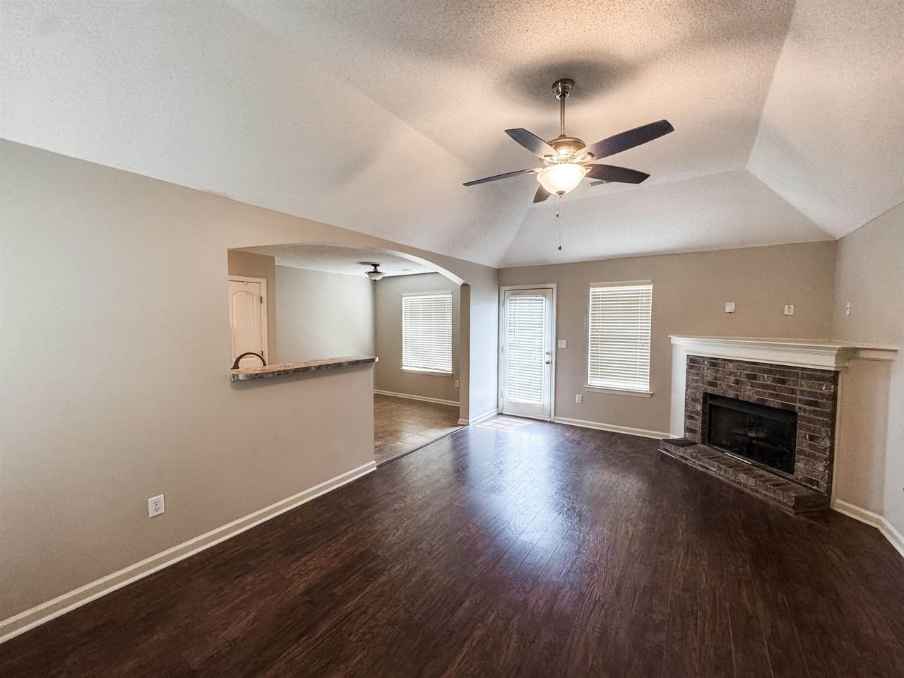 1532 Pemberton Ln - Photo 2 of 9