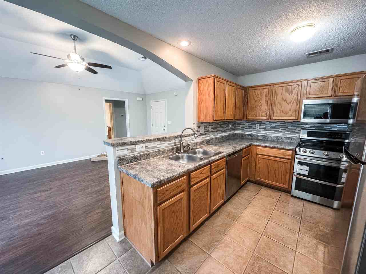 1532 Pemberton Ln - Photo 3 of 9