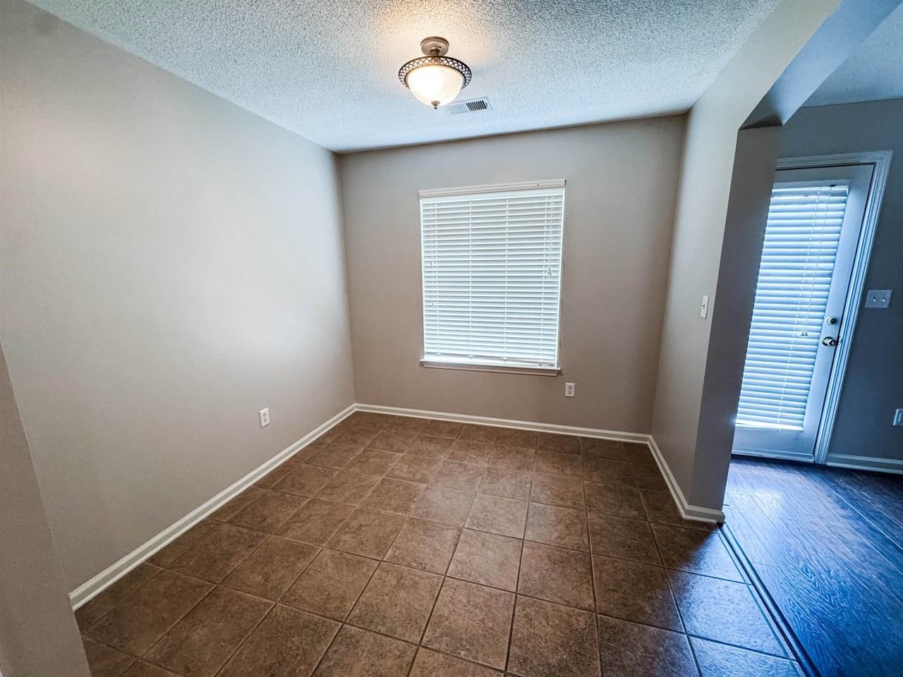 1532 Pemberton Ln - Photo 4 of 9