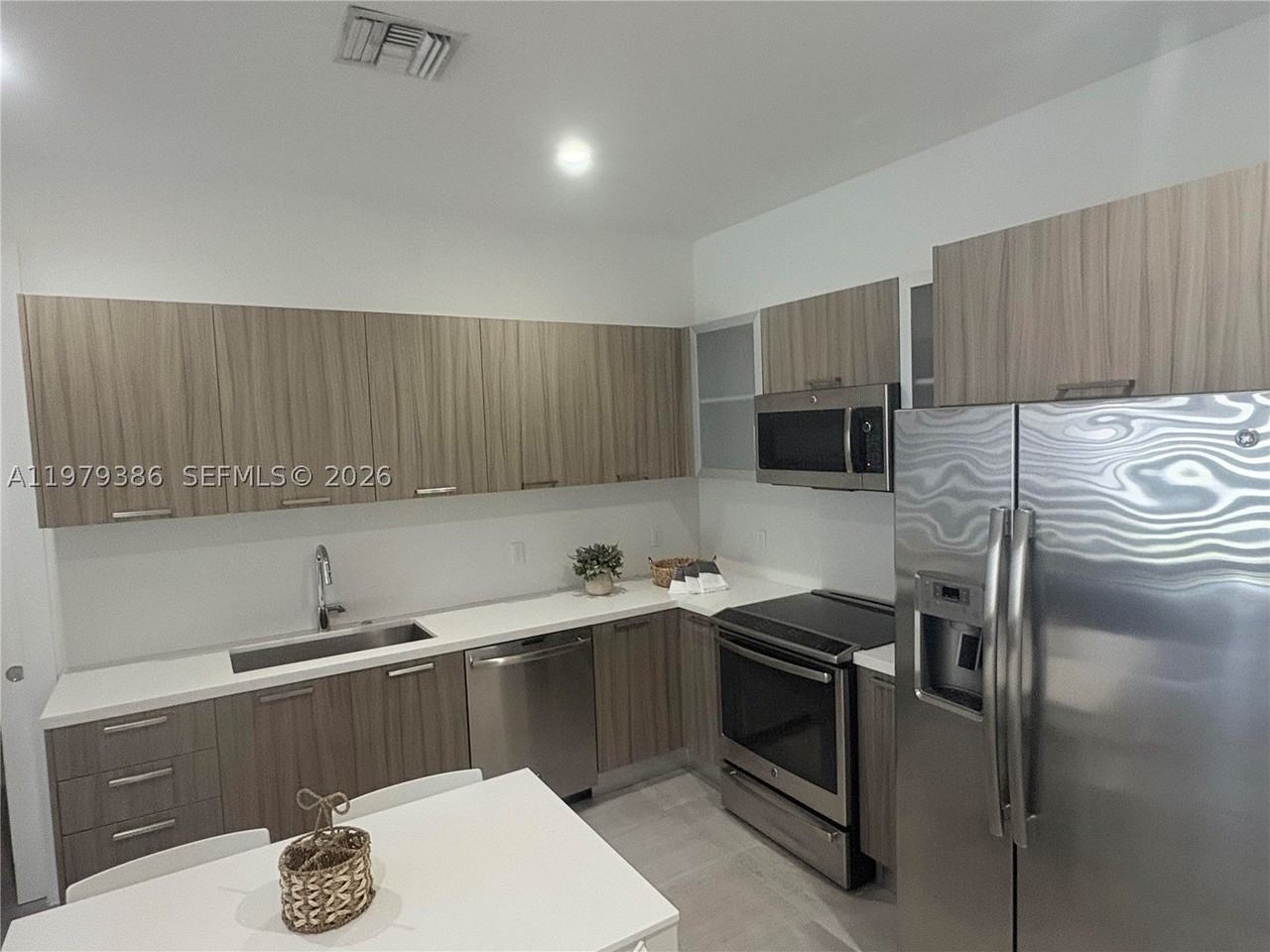 1045 Ne 18th Ave #304 - Photo 3 of 33