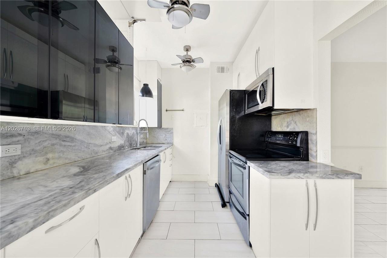 610 8th St #102R - Photo 2 of 8