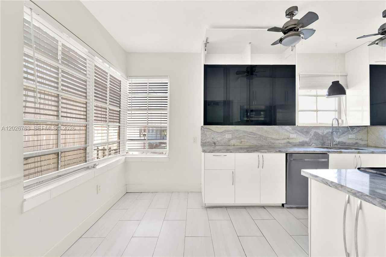 610 8th St #102R - Photo 3 of 8