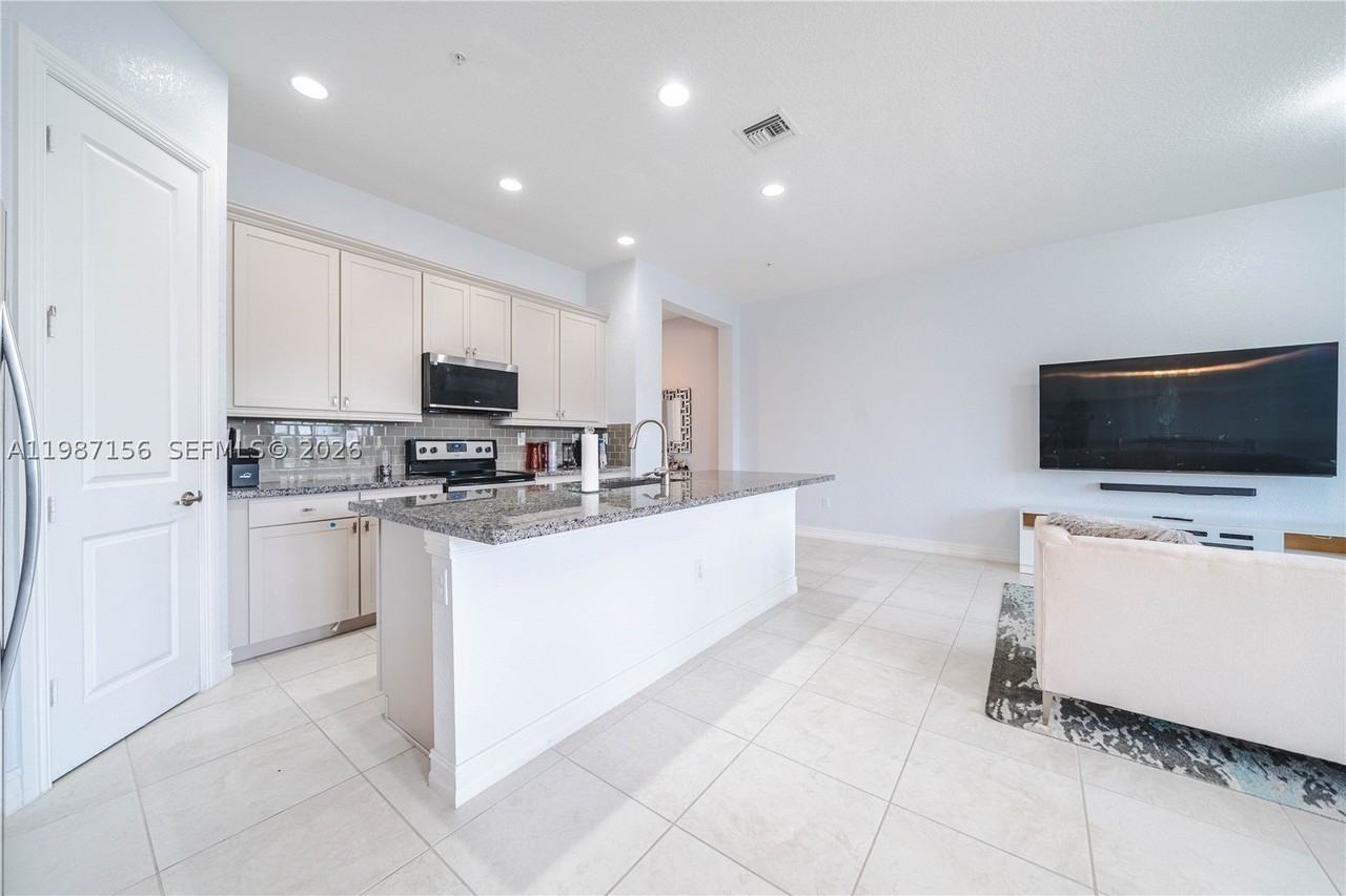 11674 Sw 13th Ln #1674 - Photo 6 of 38