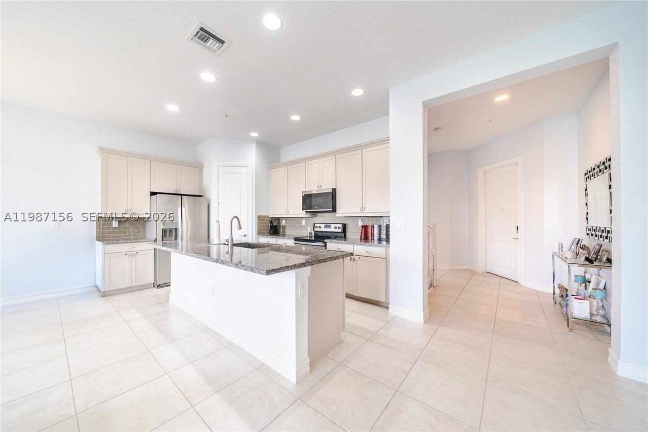 11674 Sw 13th Ln #1674 - Photo 7 of 38