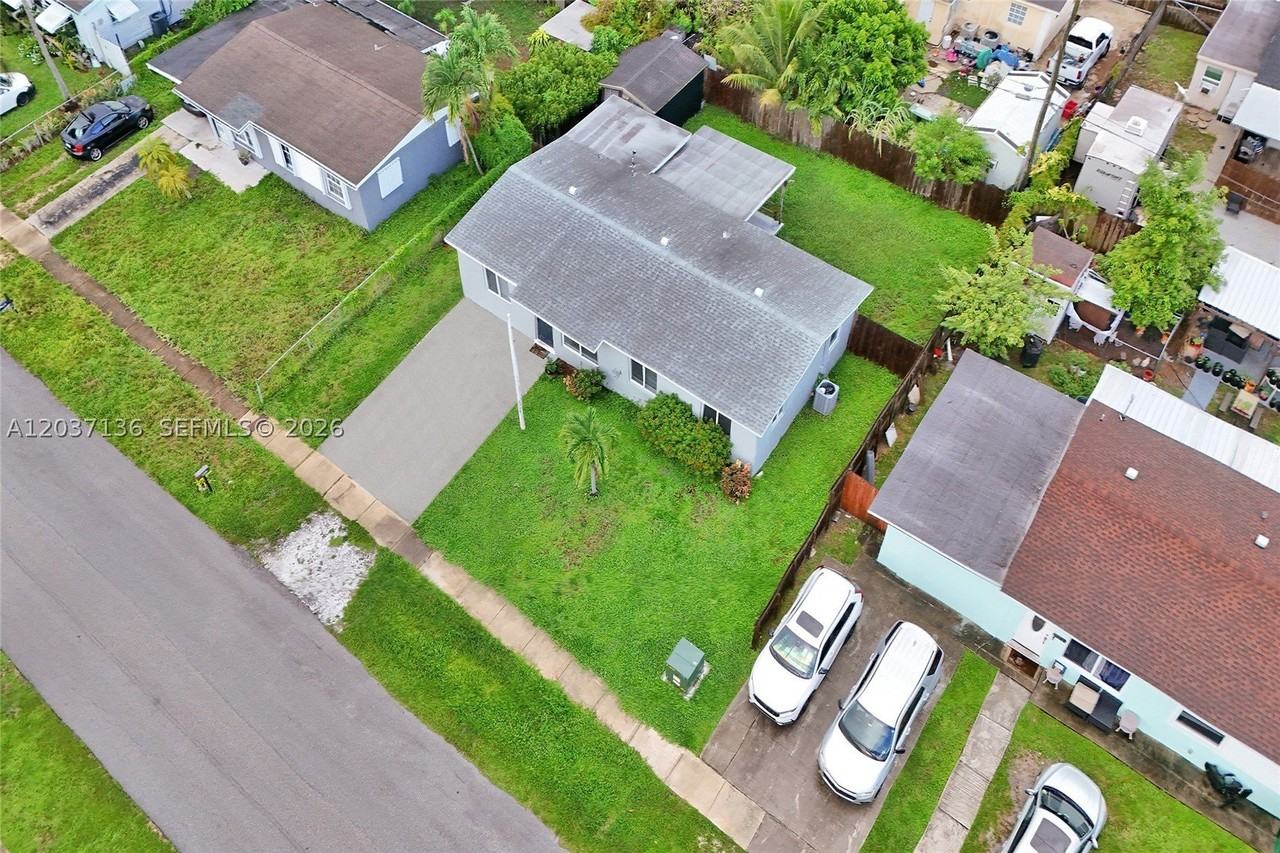 5701 Sw 37th St - Photo 4 of 50