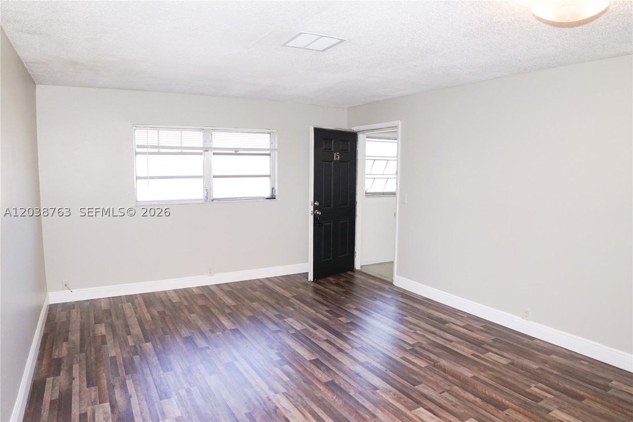 4240 Woodside Dr #4 - Photo 4 of 20