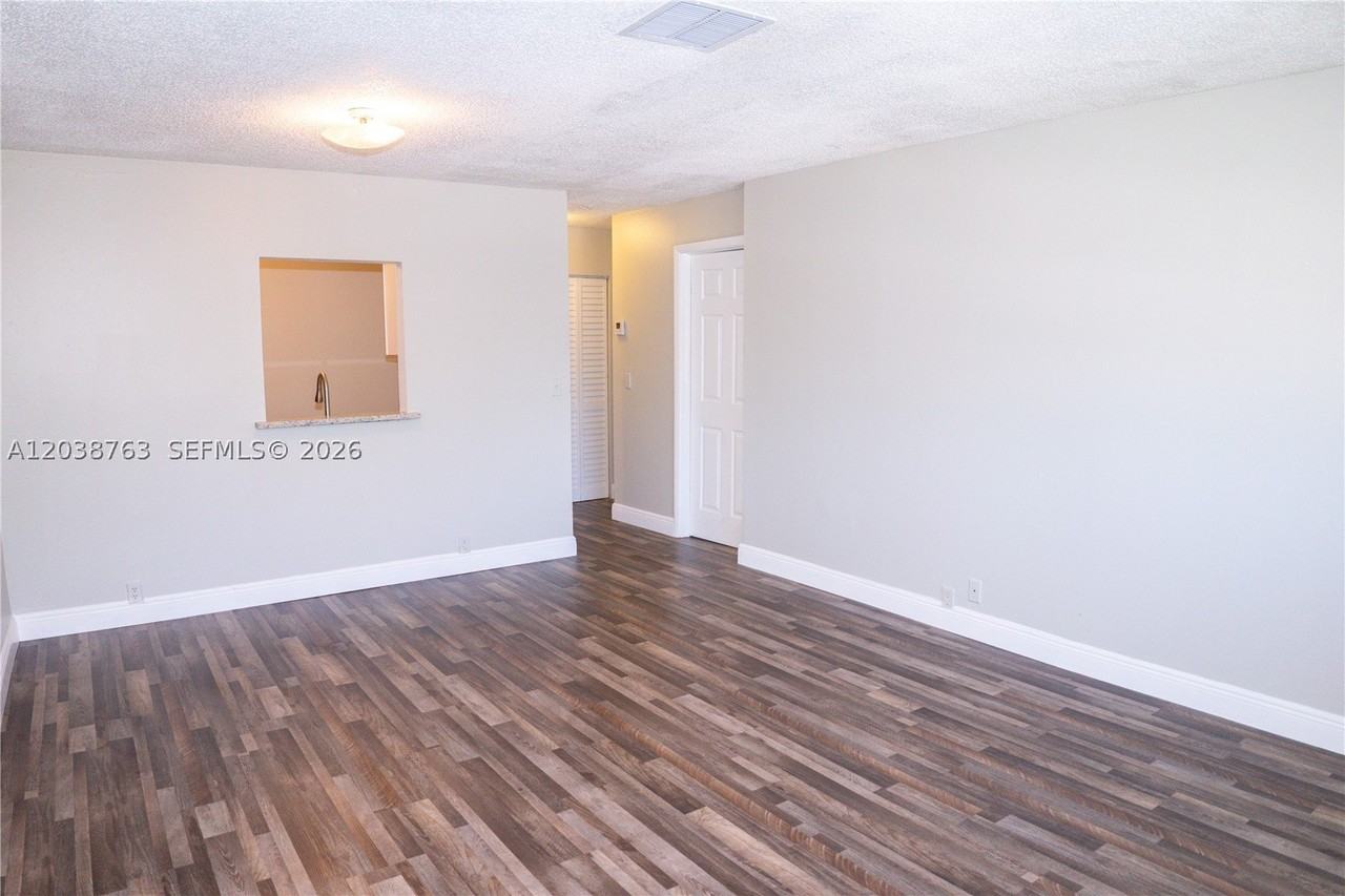 4240 Woodside Dr #4 - Photo 5 of 20