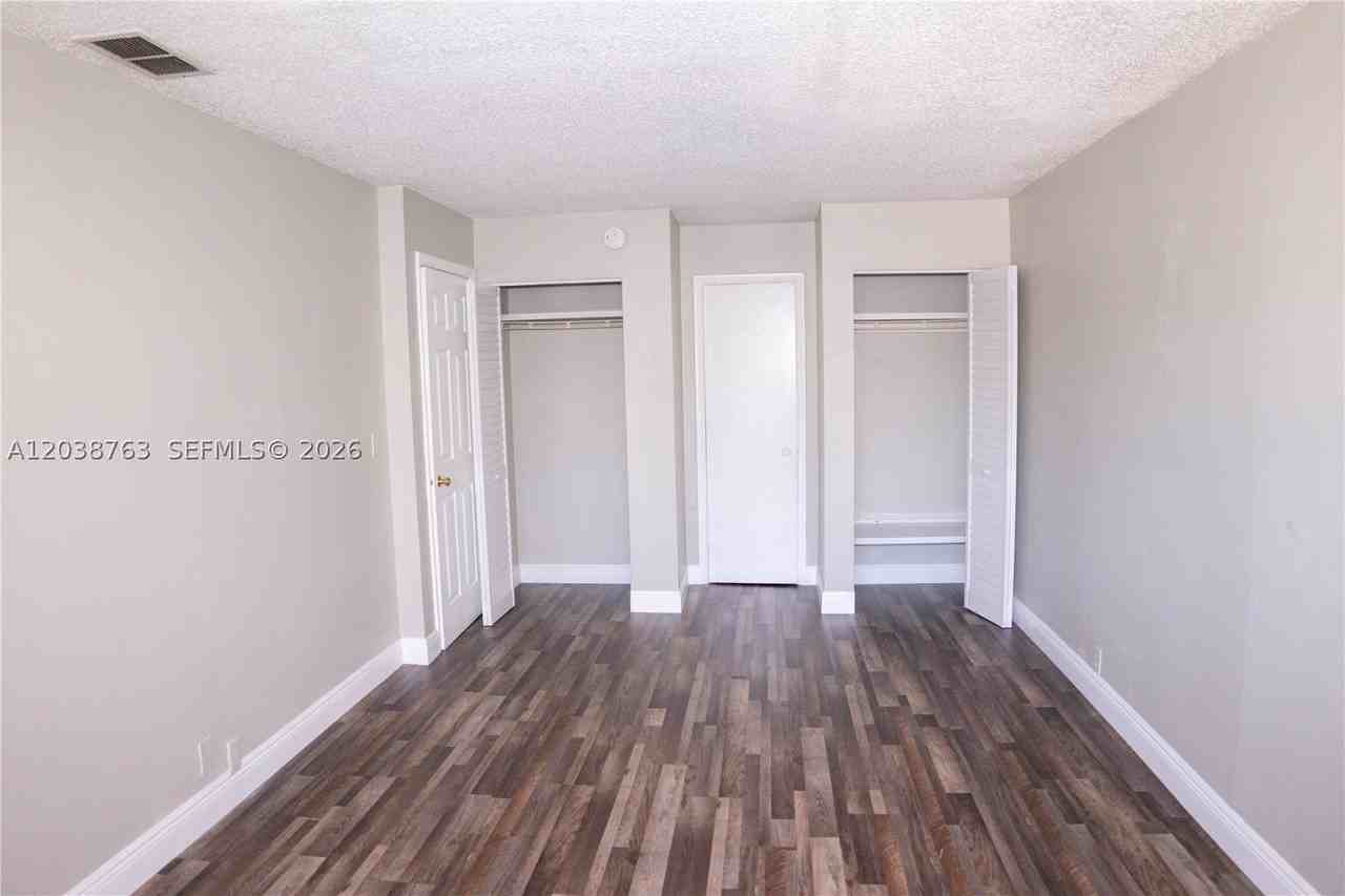 4240 Woodside Dr #4 - Photo 6 of 20