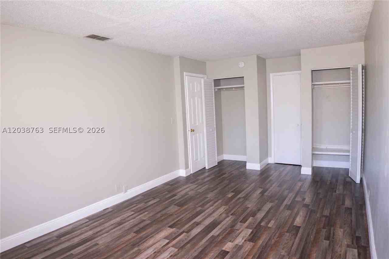 4240 Woodside Dr #4 - Photo 7 of 20