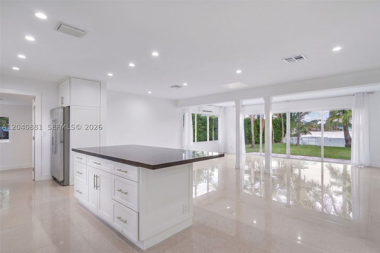 2531 Ne 209th Ter - Photo 5 of 23