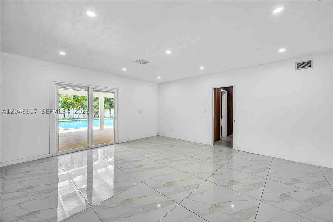 12525 Sw 68th Ct - Photo 4 of 36