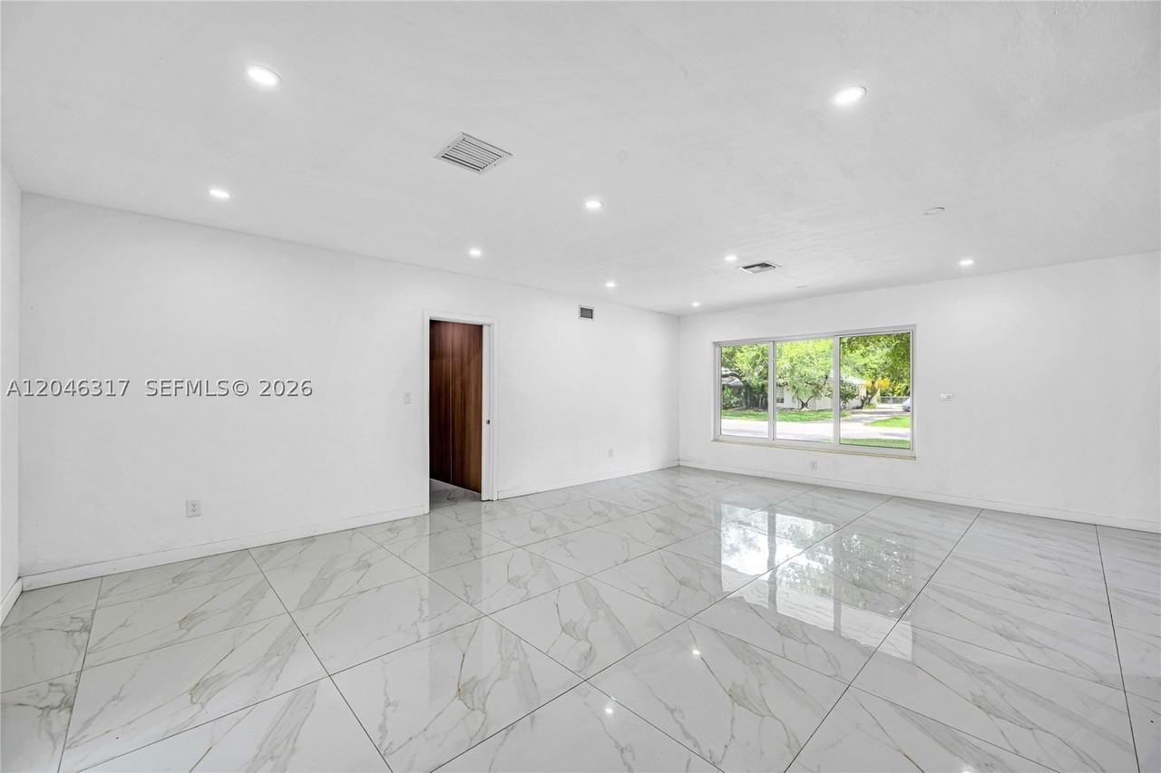 12525 Sw 68th Ct - Photo 6 of 36