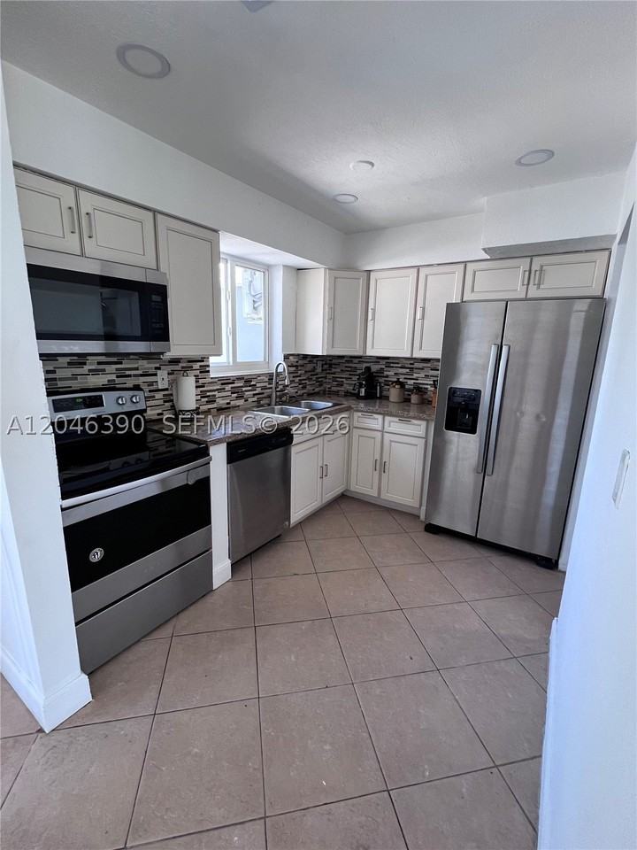600 N 70th Ter - Photo 3 of 15
