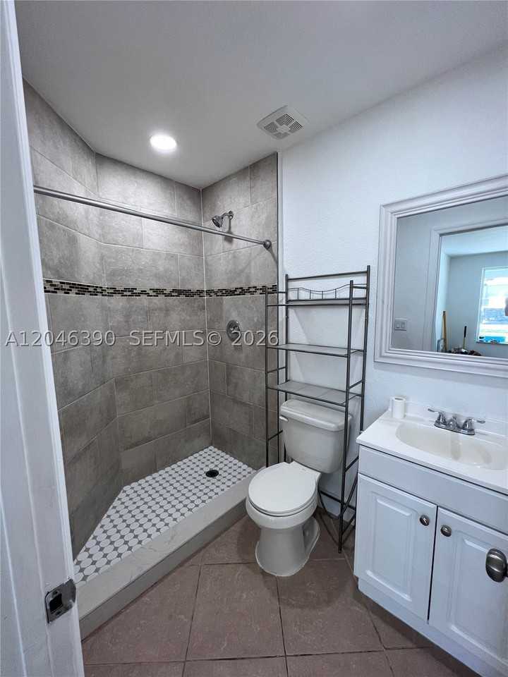 600 N 70th Ter - Photo 4 of 15