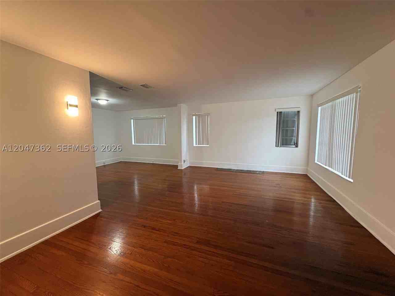2928 Sw 15th St - Photo 2 of 12
