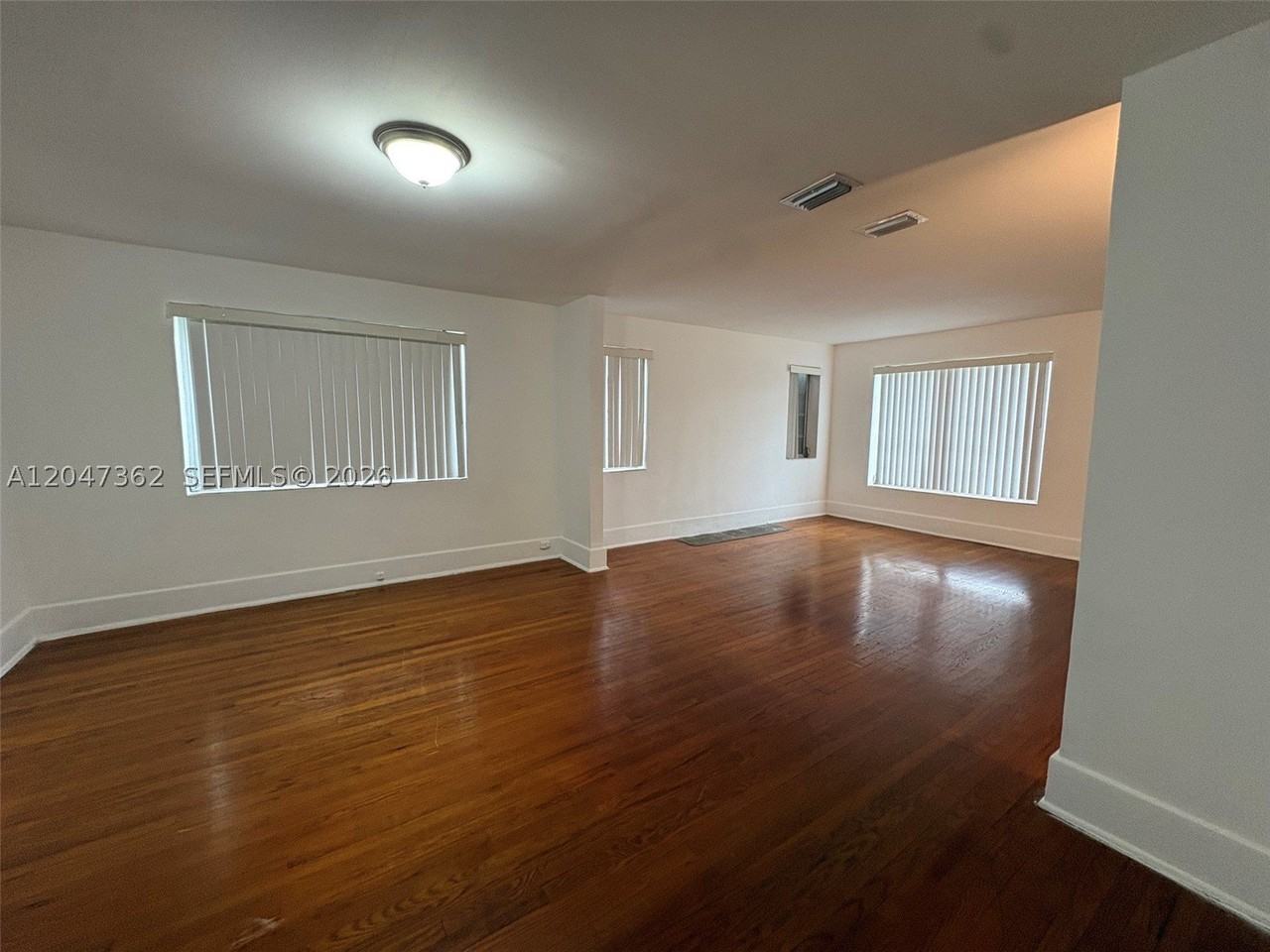 2928 Sw 15th St - Photo 3 of 12