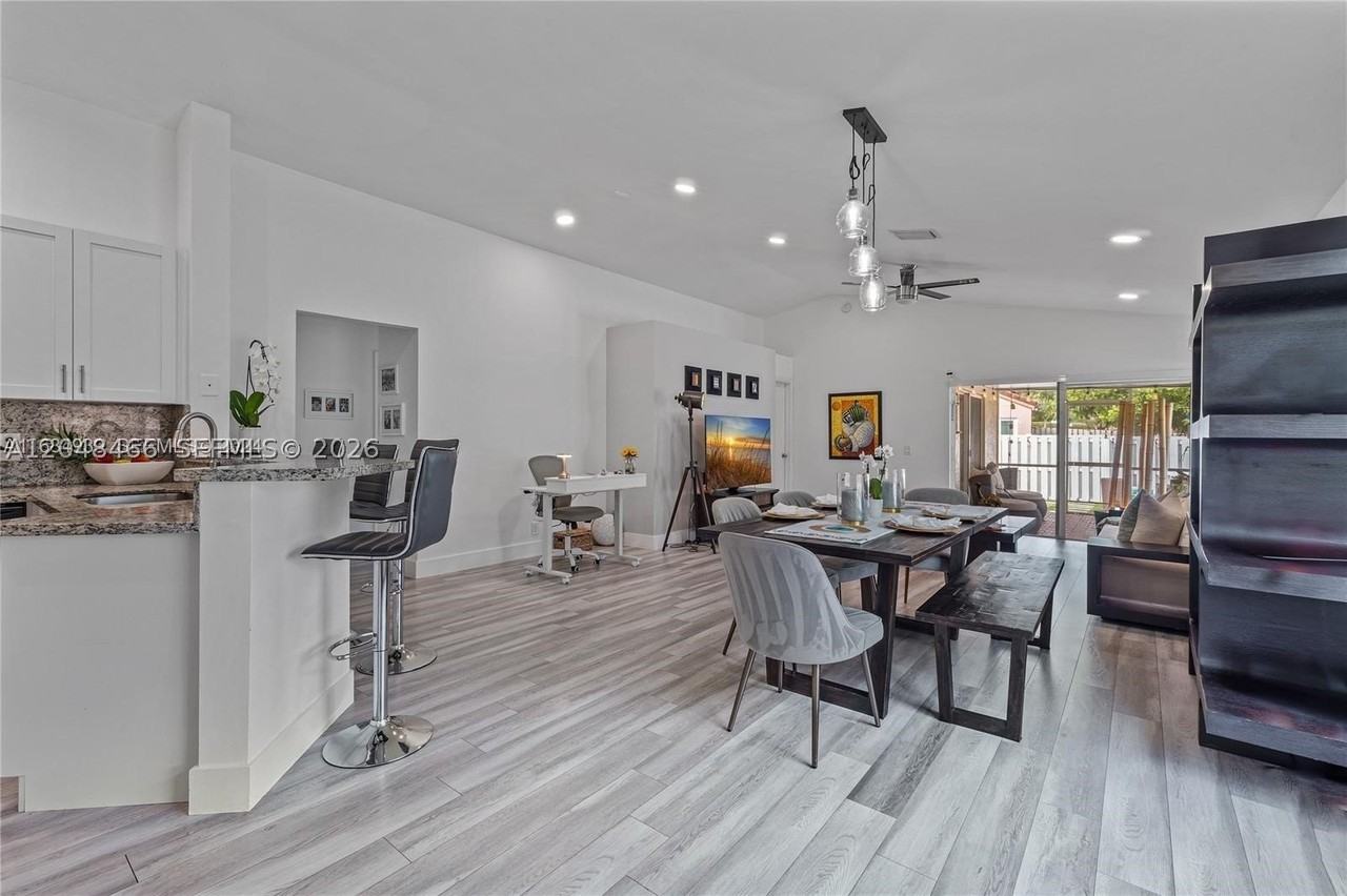 1356 Presidio Dr - Photo 3 of 15