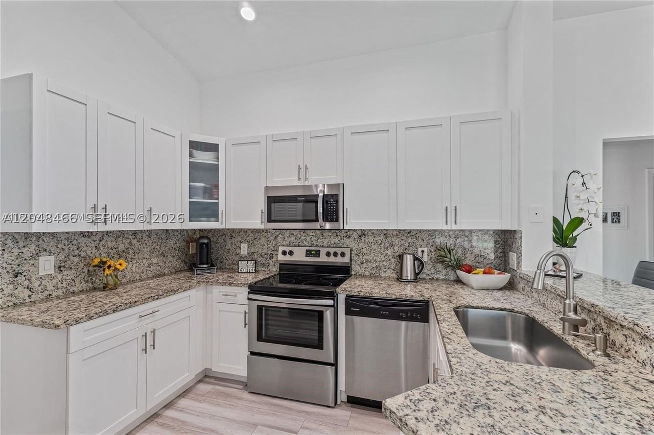 1356 Presidio Dr - Photo 5 of 15