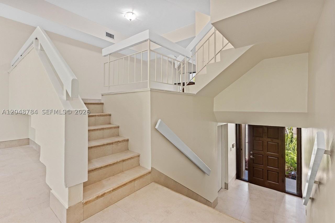 2525 Ne 135th St #2525 - Photo 4 of 39