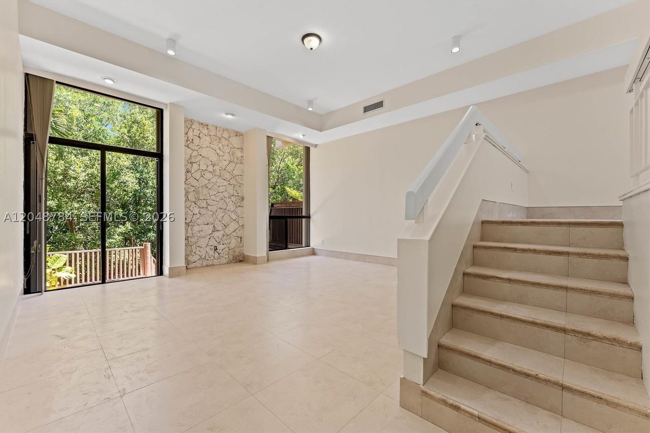2525 Ne 135th St #2525 - Photo 5 of 39