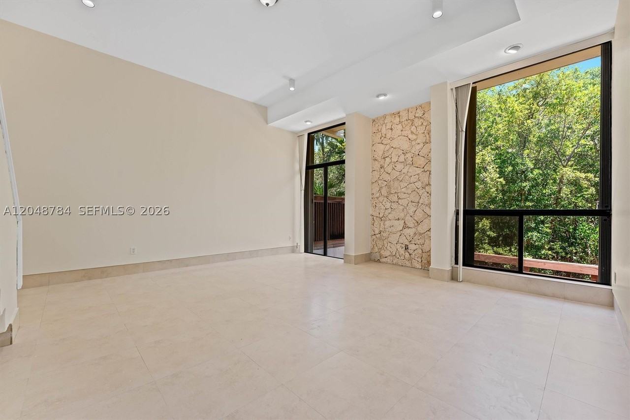 2525 Ne 135th St #2525 - Photo 7 of 39